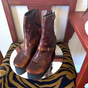 Think! Ankle boots in metallic brown leather and 1 3/4” heels